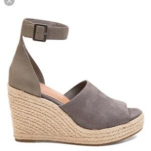 NWOB Coconuts by Matisse “Flamingo” Wedges